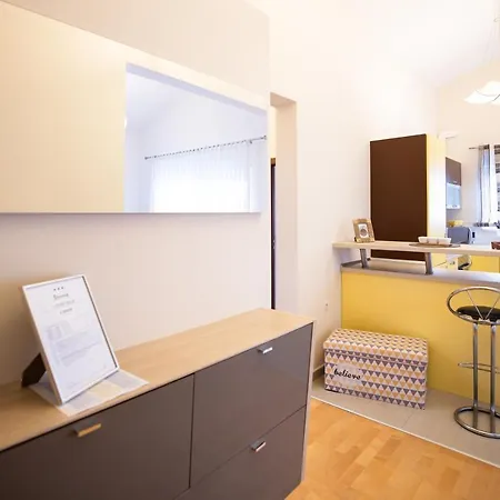 Modern 2-bedroom With Private Parking Apartment *