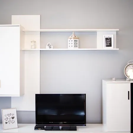 Modern 2-bedroom With Private Parking