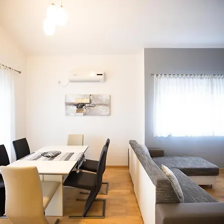 Modern 2-bedroom With Private Parking Apartment *