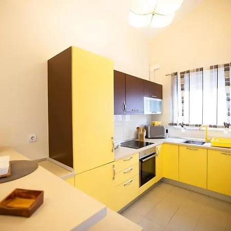Apartment Modern 2-bedroom With Private Parking *