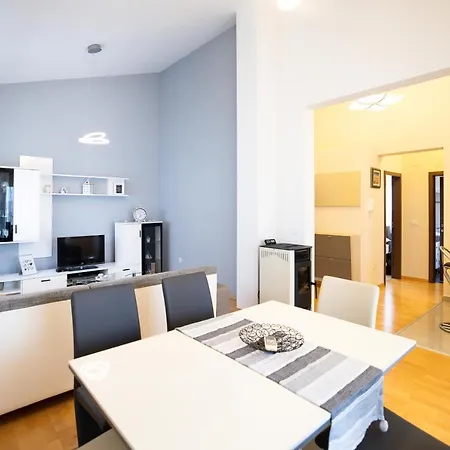 Modern 2-bedroom With Private Parking