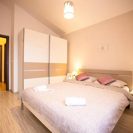 Modern 2-bedroom With Private Parking