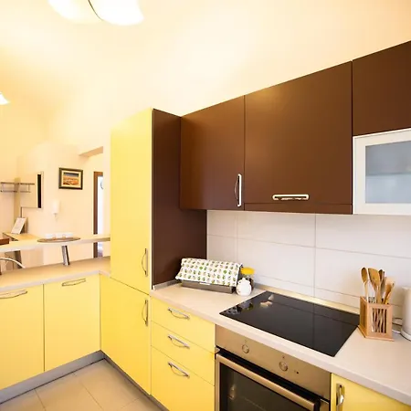Modern 2-bedroom With Private Parking Zadar