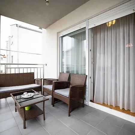 Apartman Modern 2-bedroom With Private Parking *